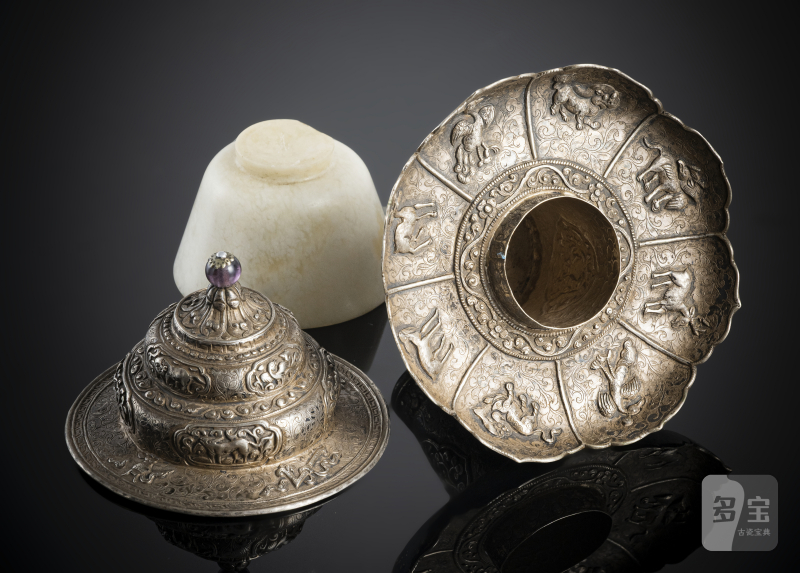 A jade bowl with stand and cover in silver with animals and floral motifs in relief - 图3